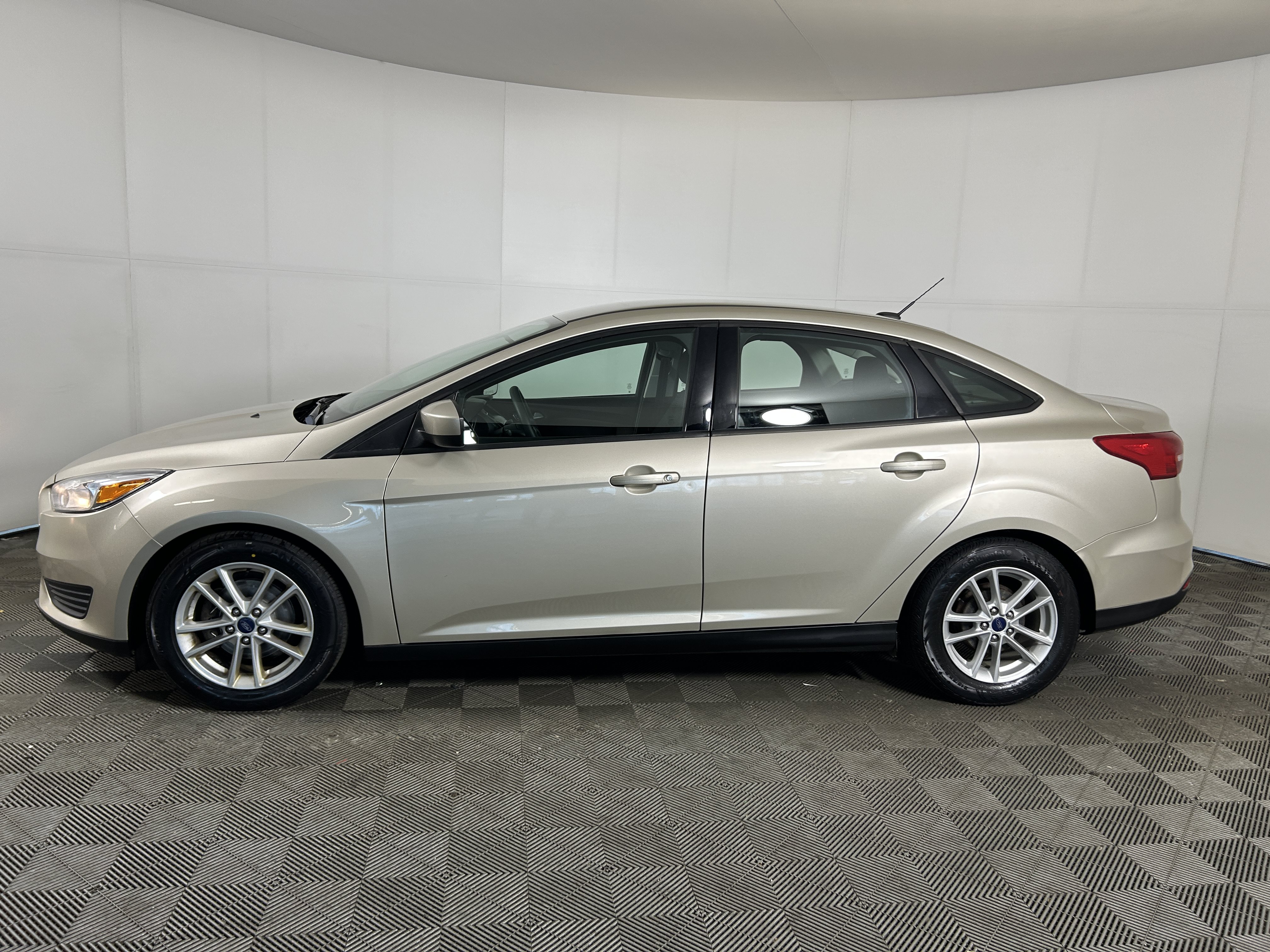 Used 2018 Ford Focus SE FWD image 2