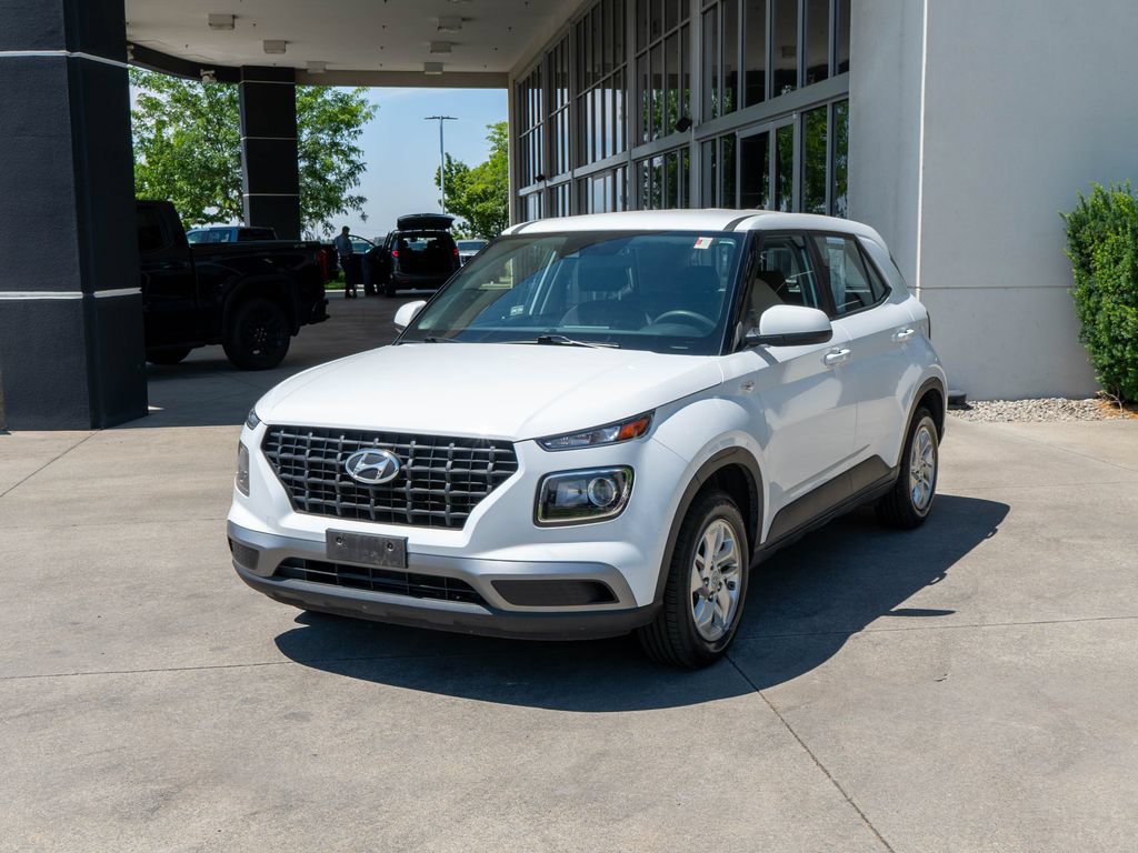 Used 2021 Hyundai Venue SE FWD image 3