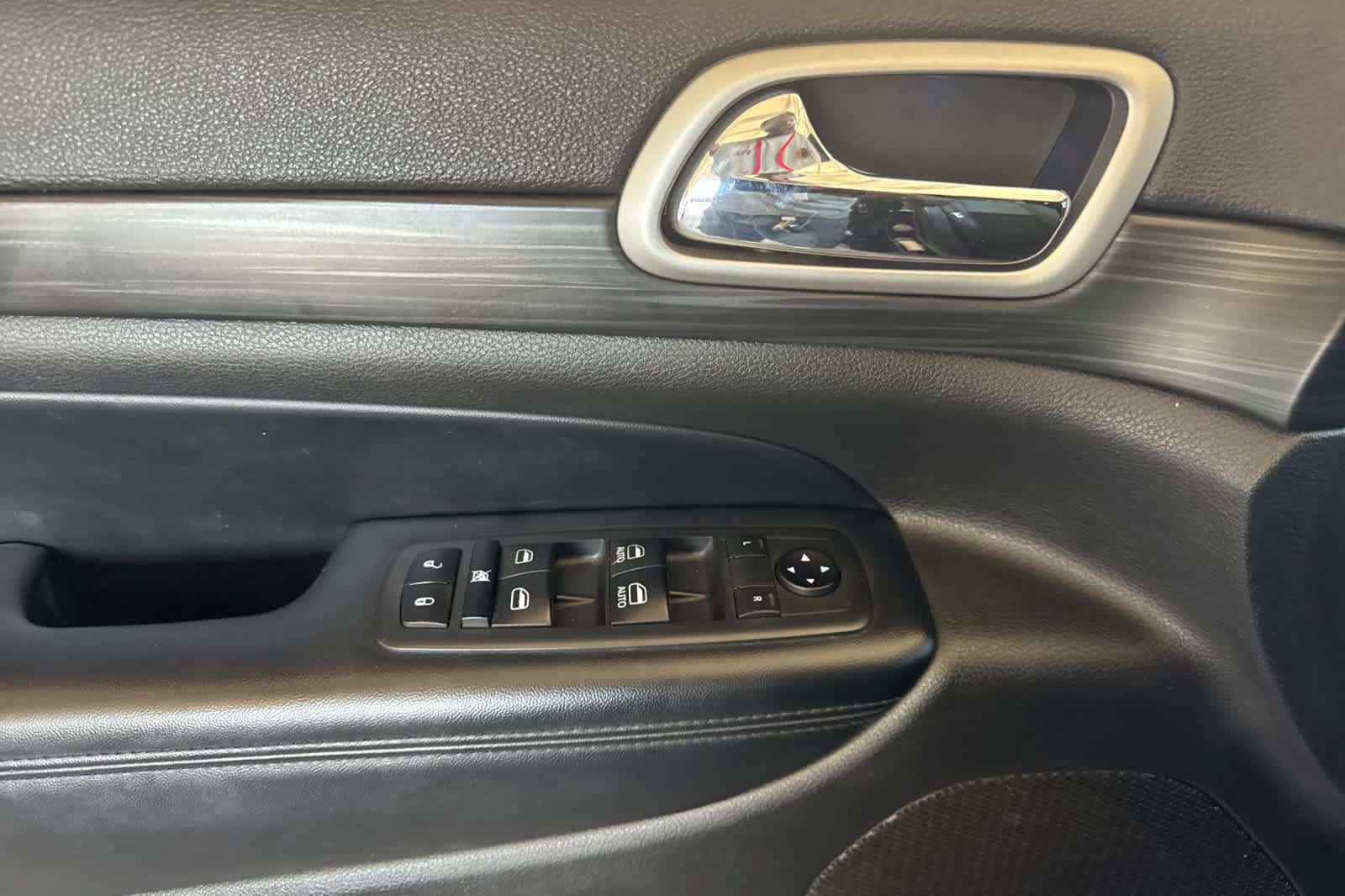 Used 2020 Jeep Grand Cherokee Laredo w/ Laredo X Package RWD image 11