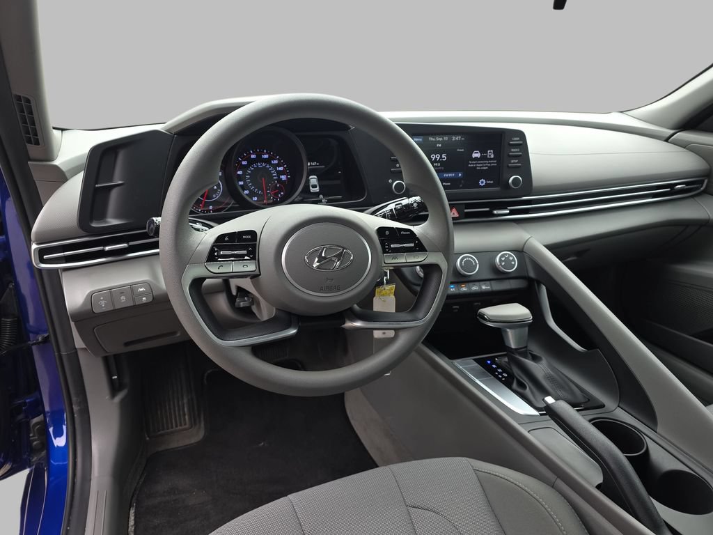 Used 2023 Hyundai Elantra SE FWD image 17