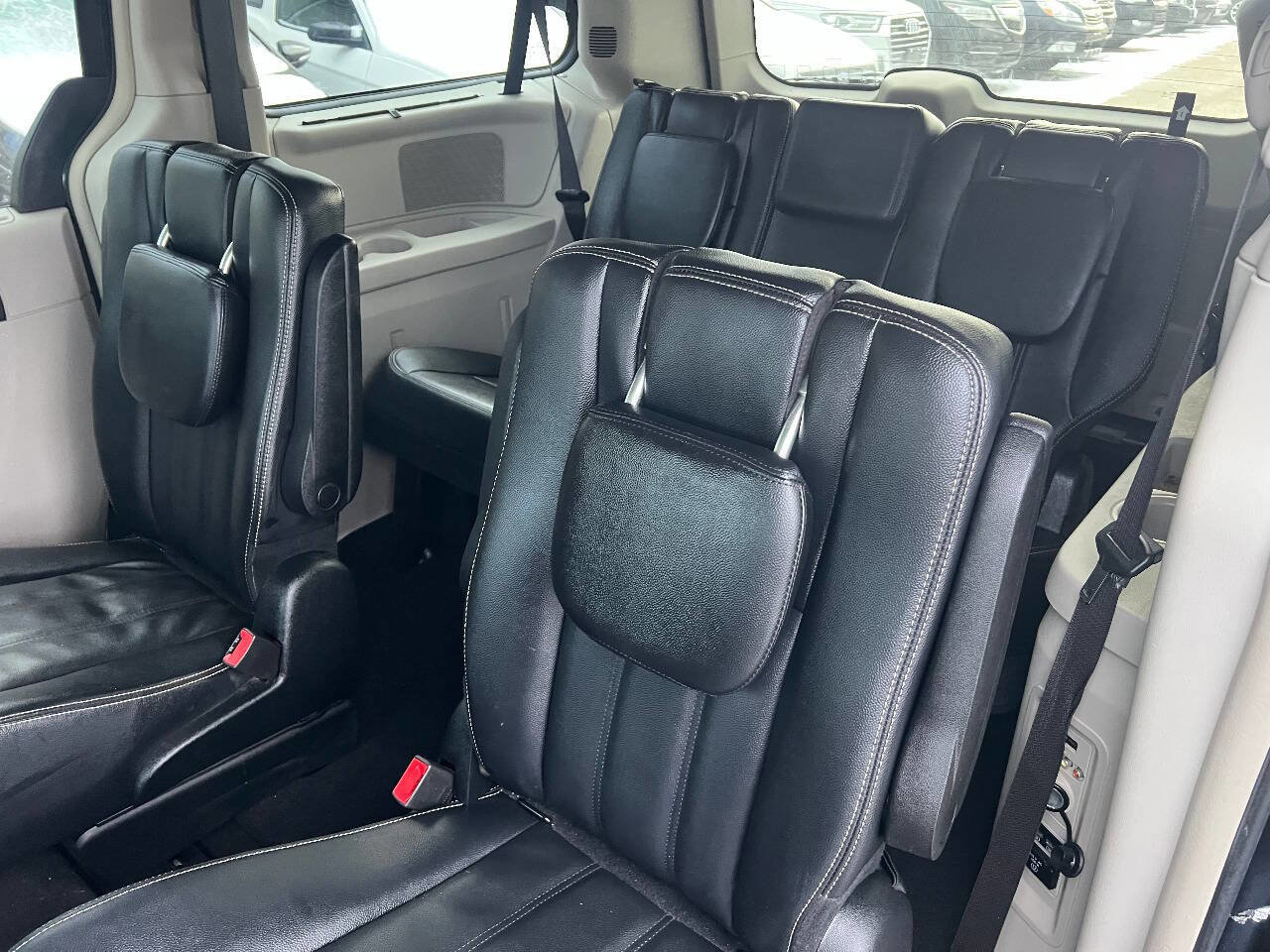 Used 2014 Chrysler Town & Country Touring image 24