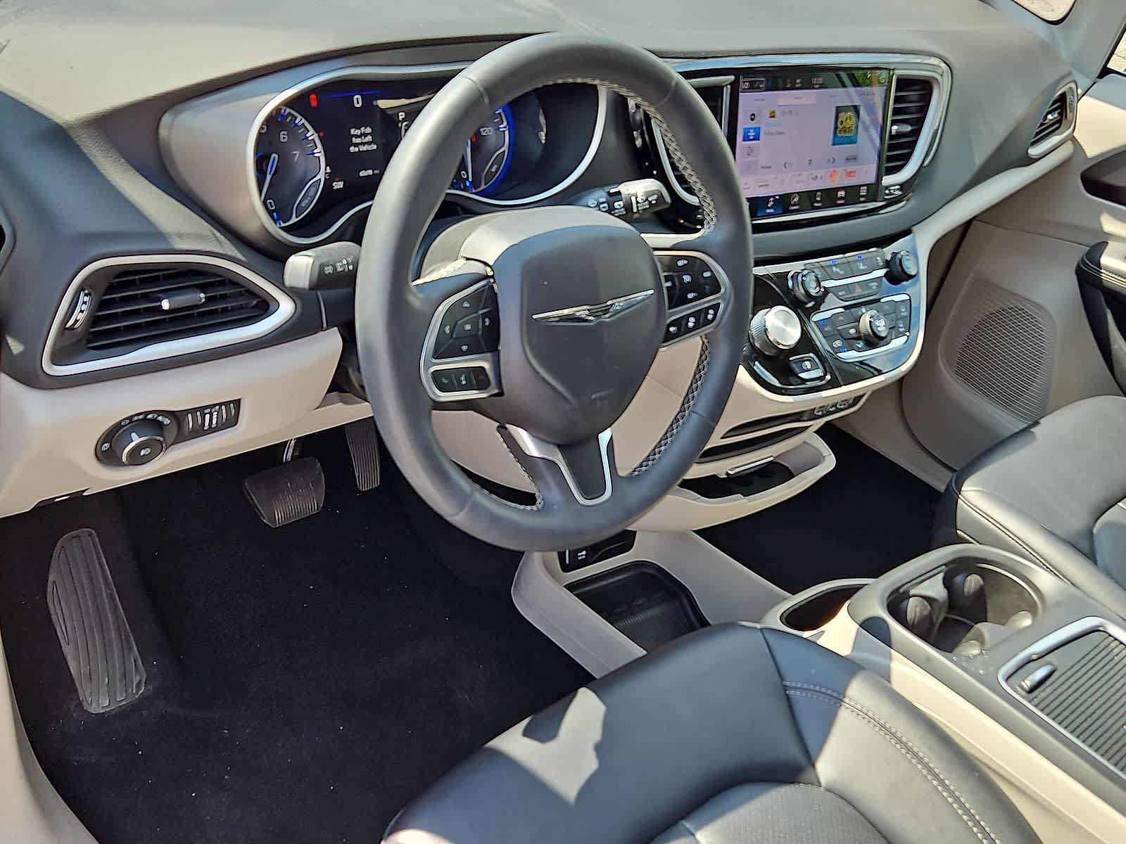 Used 2024 Chrysler Pacifica Touring-L FWD image 16