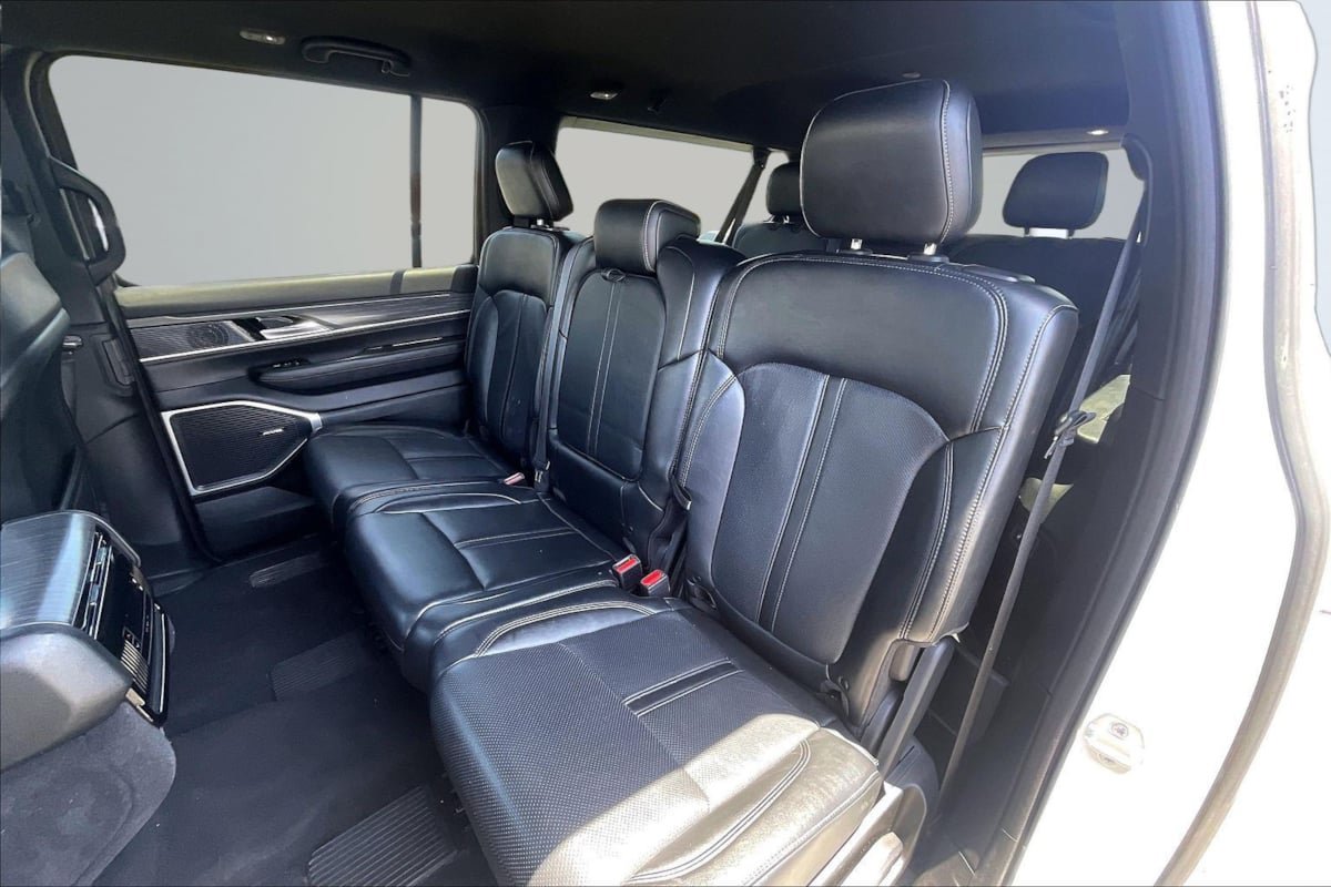 Used 2024 Jeep Wagoneer L Series II RWD image 26