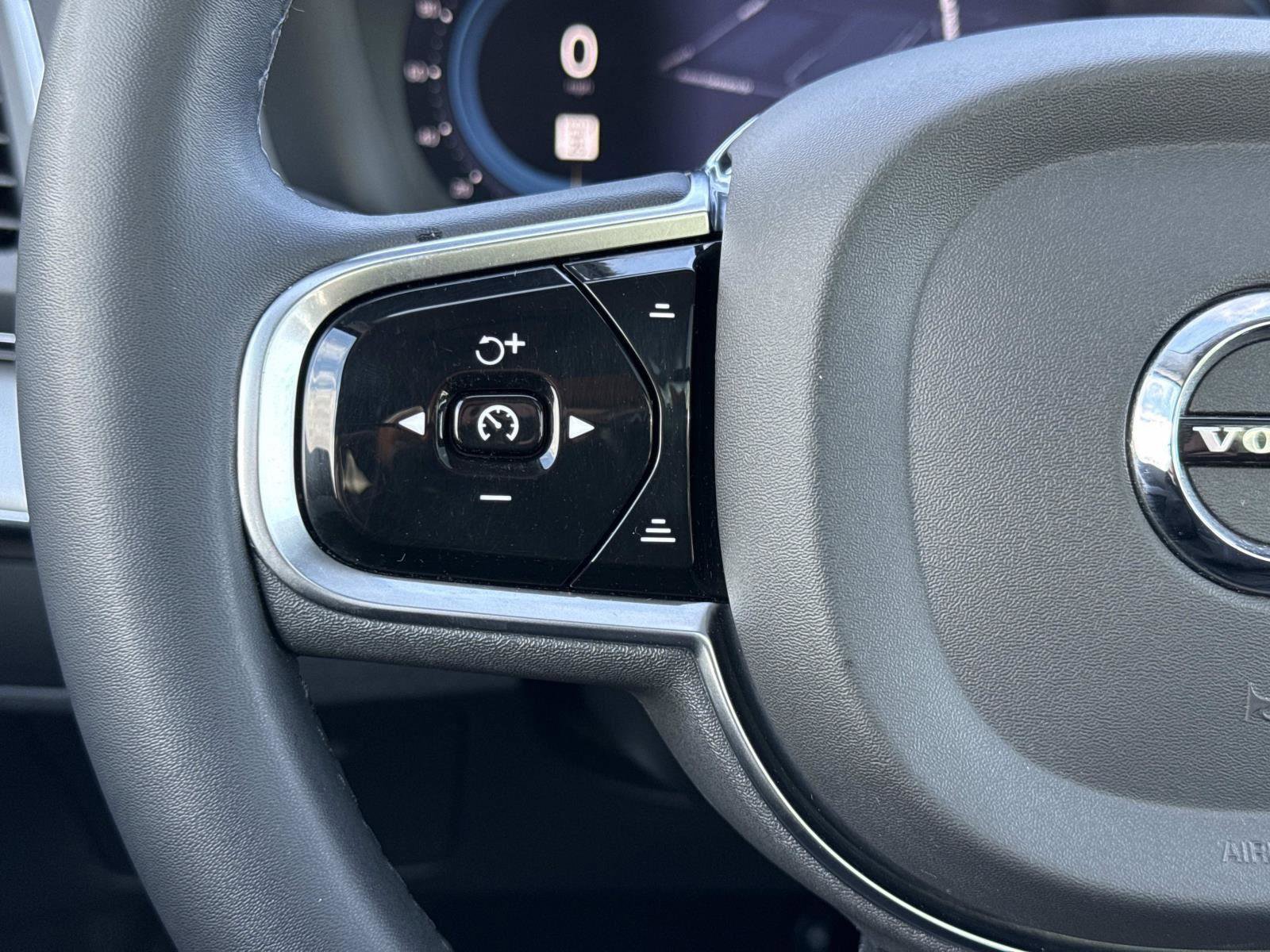 Used 2023 Volvo XC90 B5 Core w/ Protection Package Premier image 9