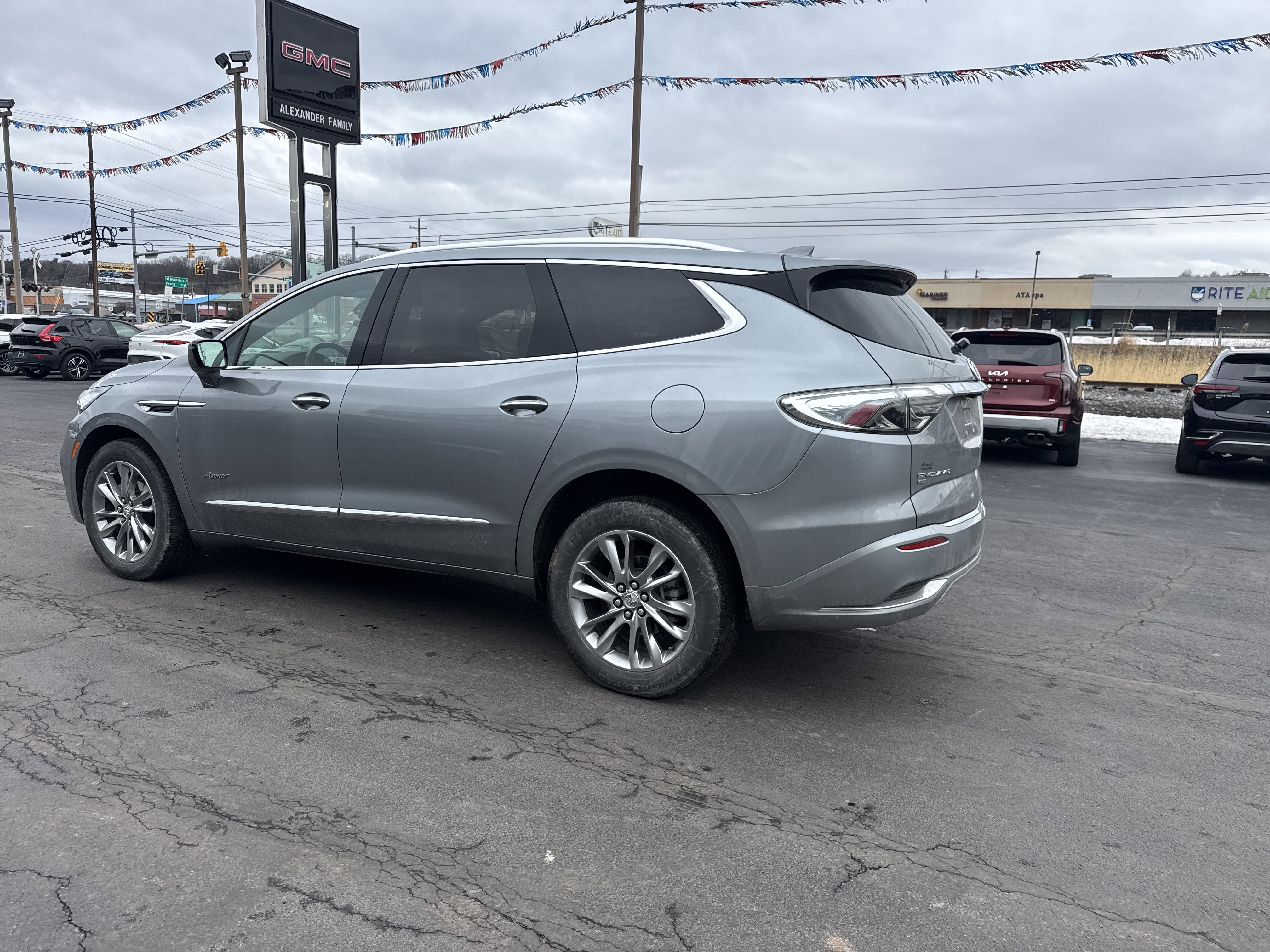 Used 2023 Buick Enclave Avenir image 6
