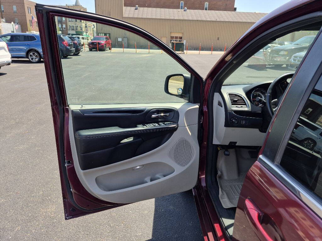 Used 2018 Dodge Grand Caravan SXT FWD image 14