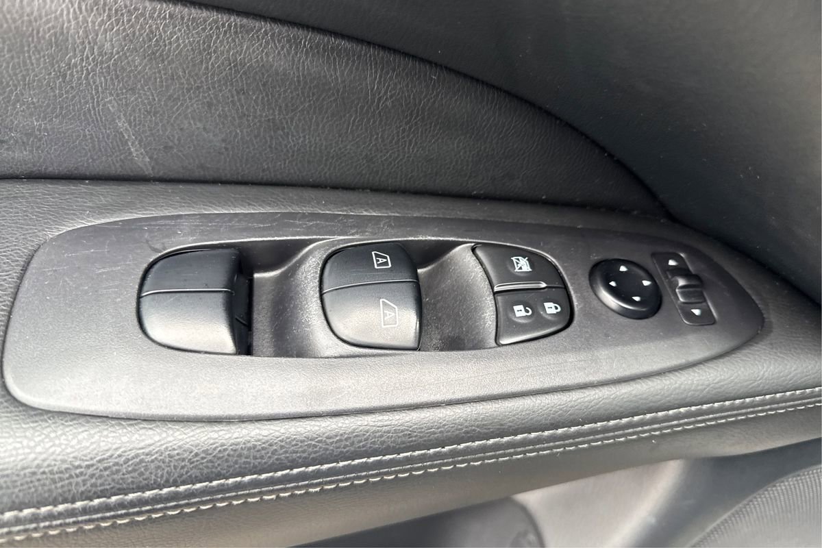 Used 2020 Nissan Pathfinder SL FWD image 35