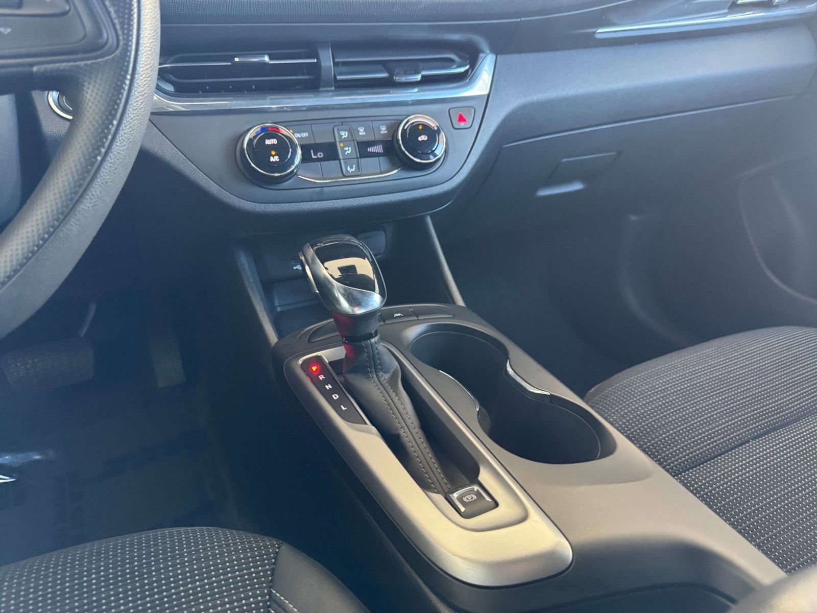 Used 2025 Buick Envista Preferred image 41