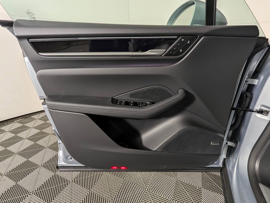 New 2026 Porsche Macan 4 Electric image 25