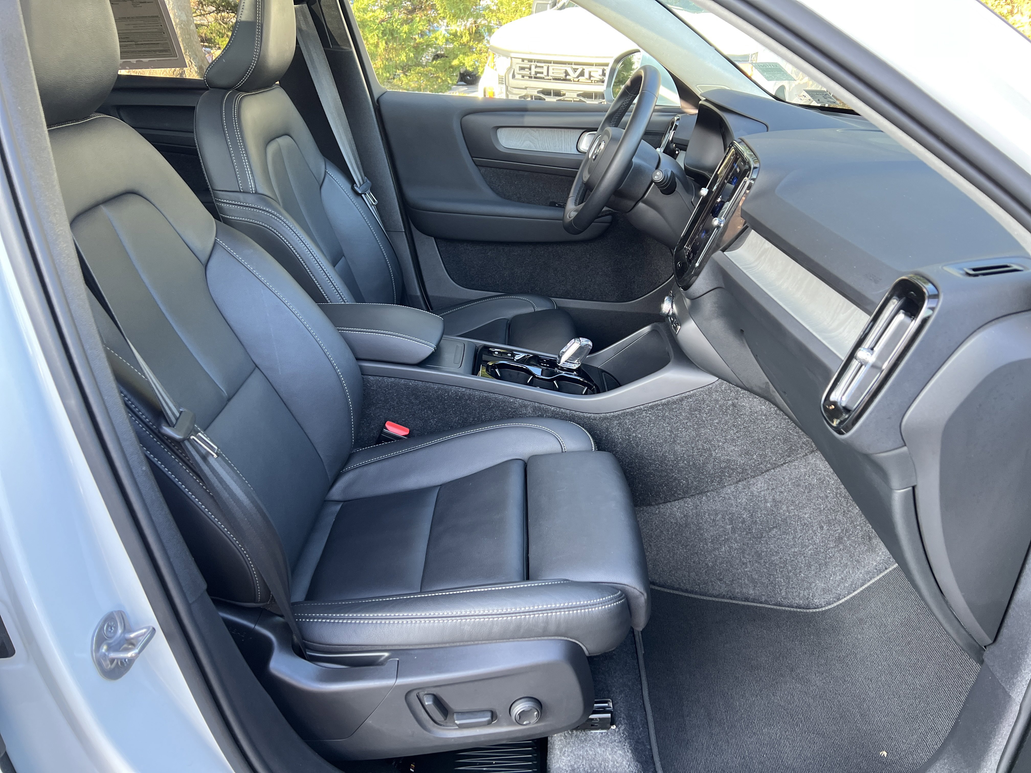 Used 2025 Volvo XC40 B5 Plus image 33