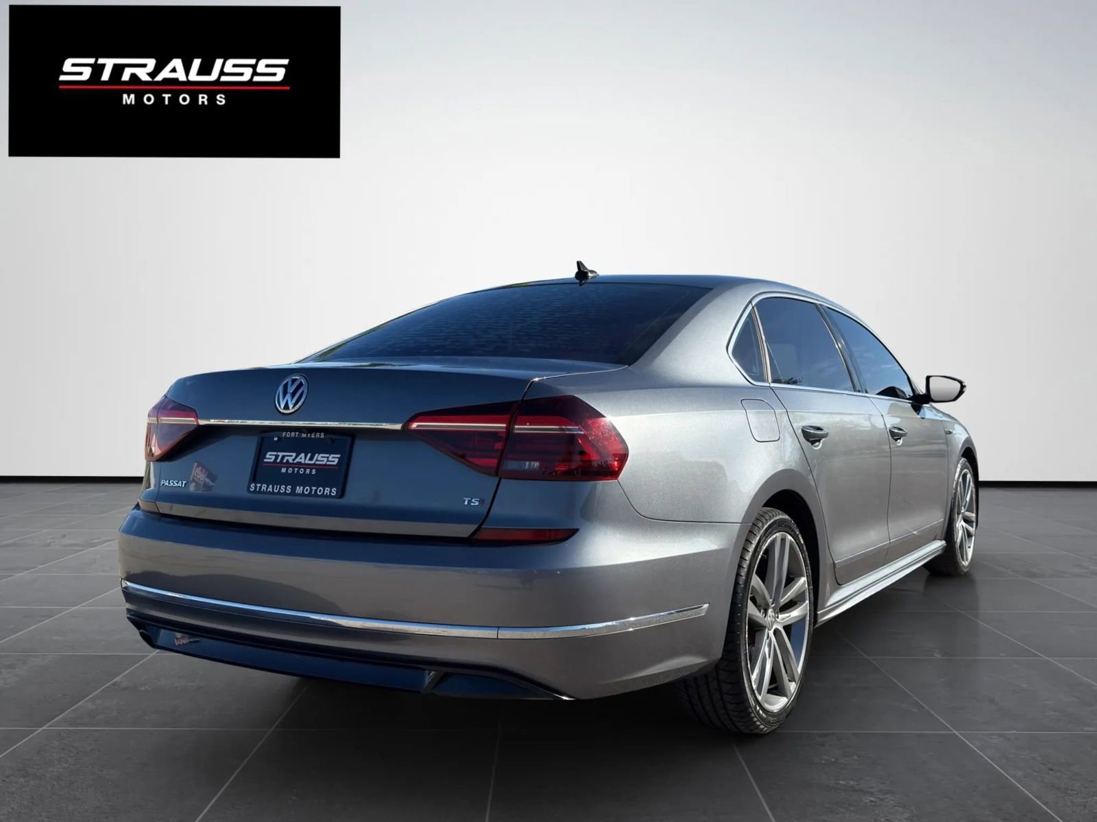Used 2017 Volkswagen Passat 1.8T R-Line w/ R-Line Lighting Package image 10