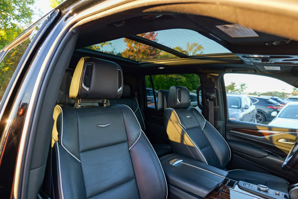 Used 2021 Cadillac Escalade ESV Premium Luxury w/ Driver Assist Tech Package AWD/4WD image 36