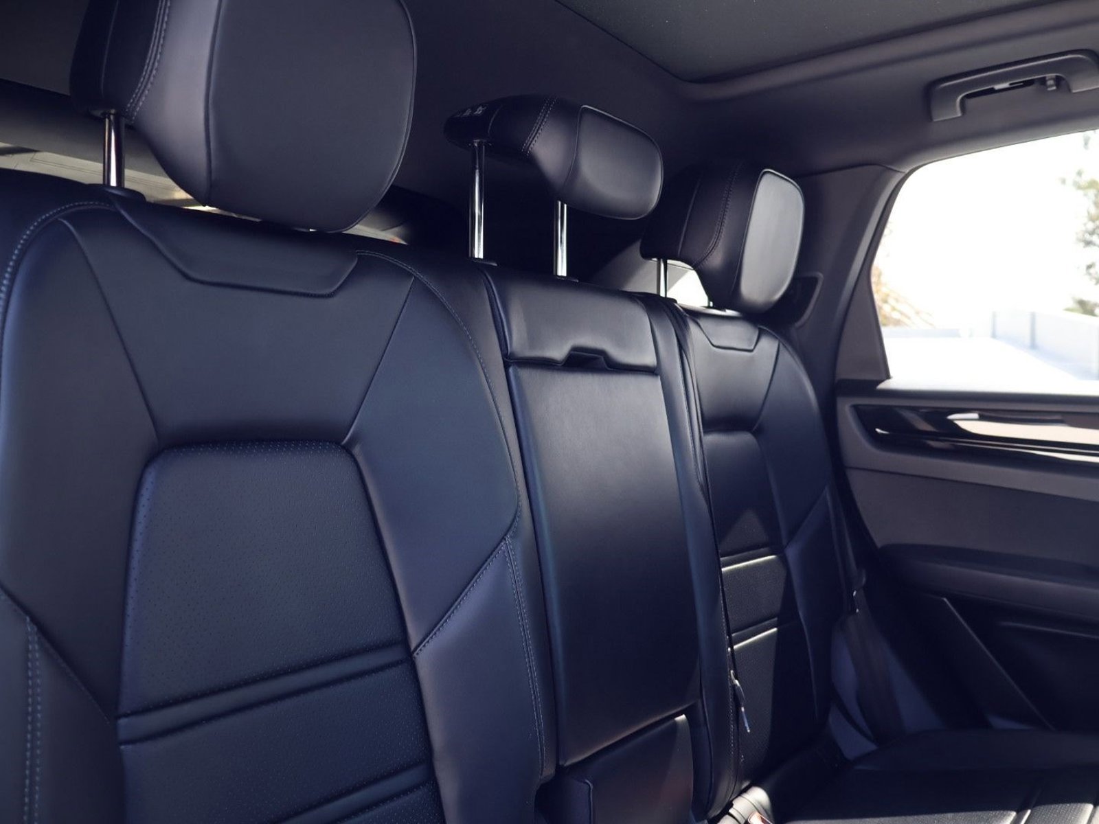 Certified 2023 Porsche Cayenne Platinum Edition image 22