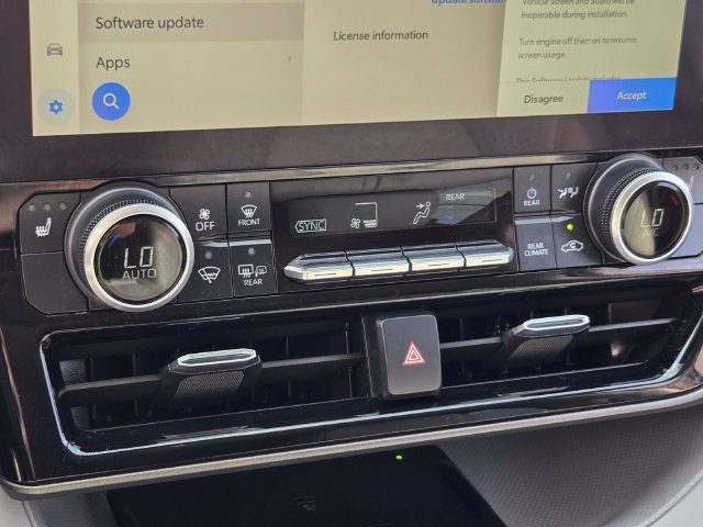 Used 2023 Toyota Highlander XLE FWD image 28