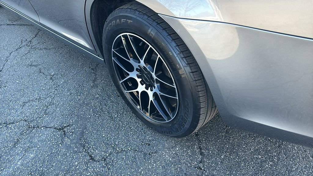 Used 2011 Chrysler 300 Limited image 9