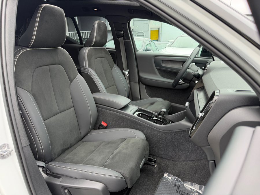Used 2023 Volvo XC40 Recharge Plus AWD/4WD image 32