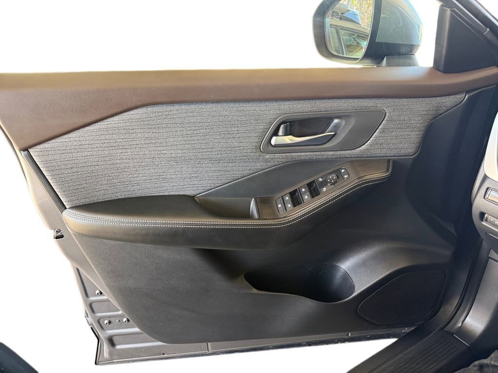 Used 2023 Nissan Rogue SV AWD/4WD image 17