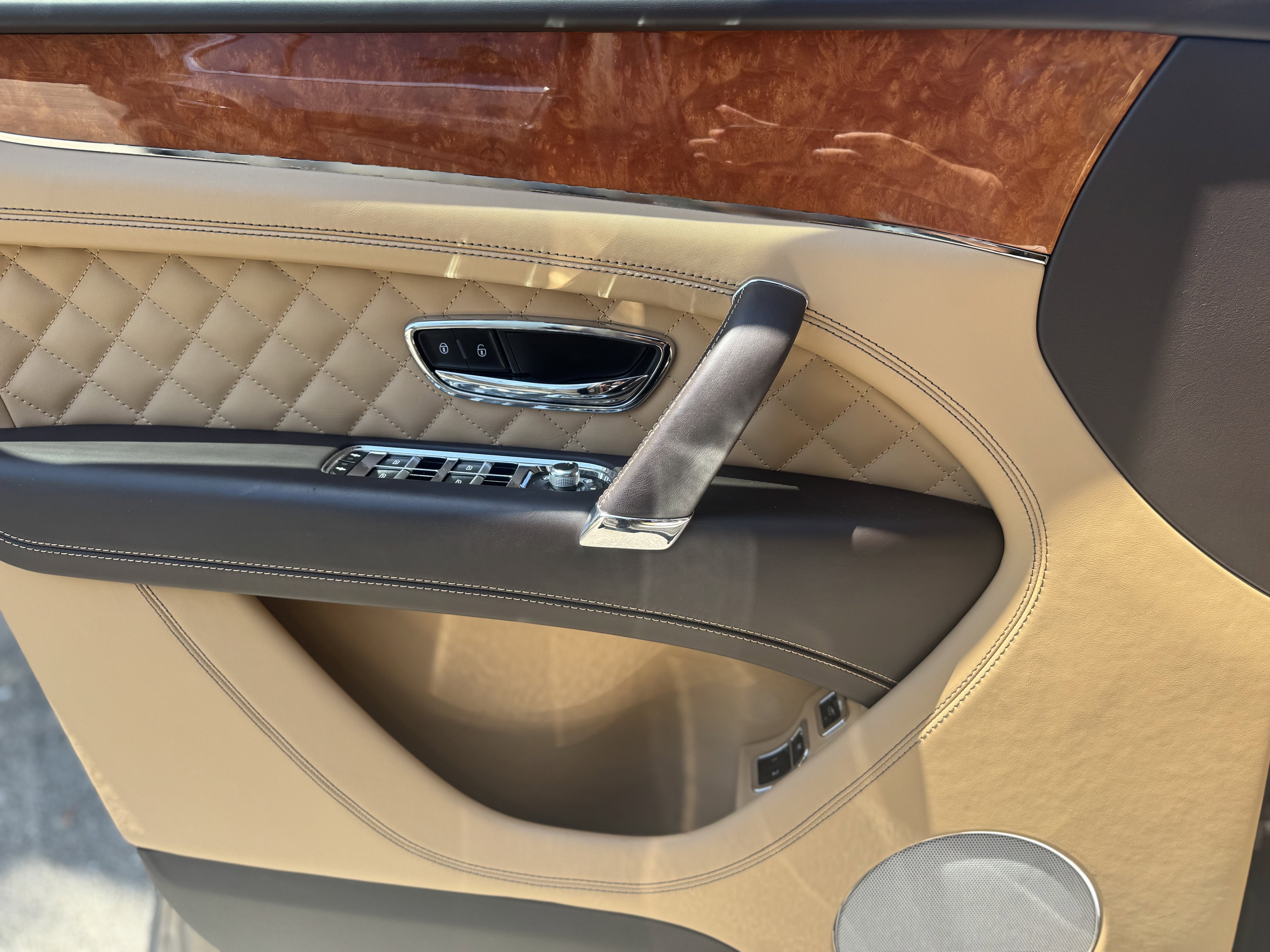 Used 2018 Bentley Bentayga image 18