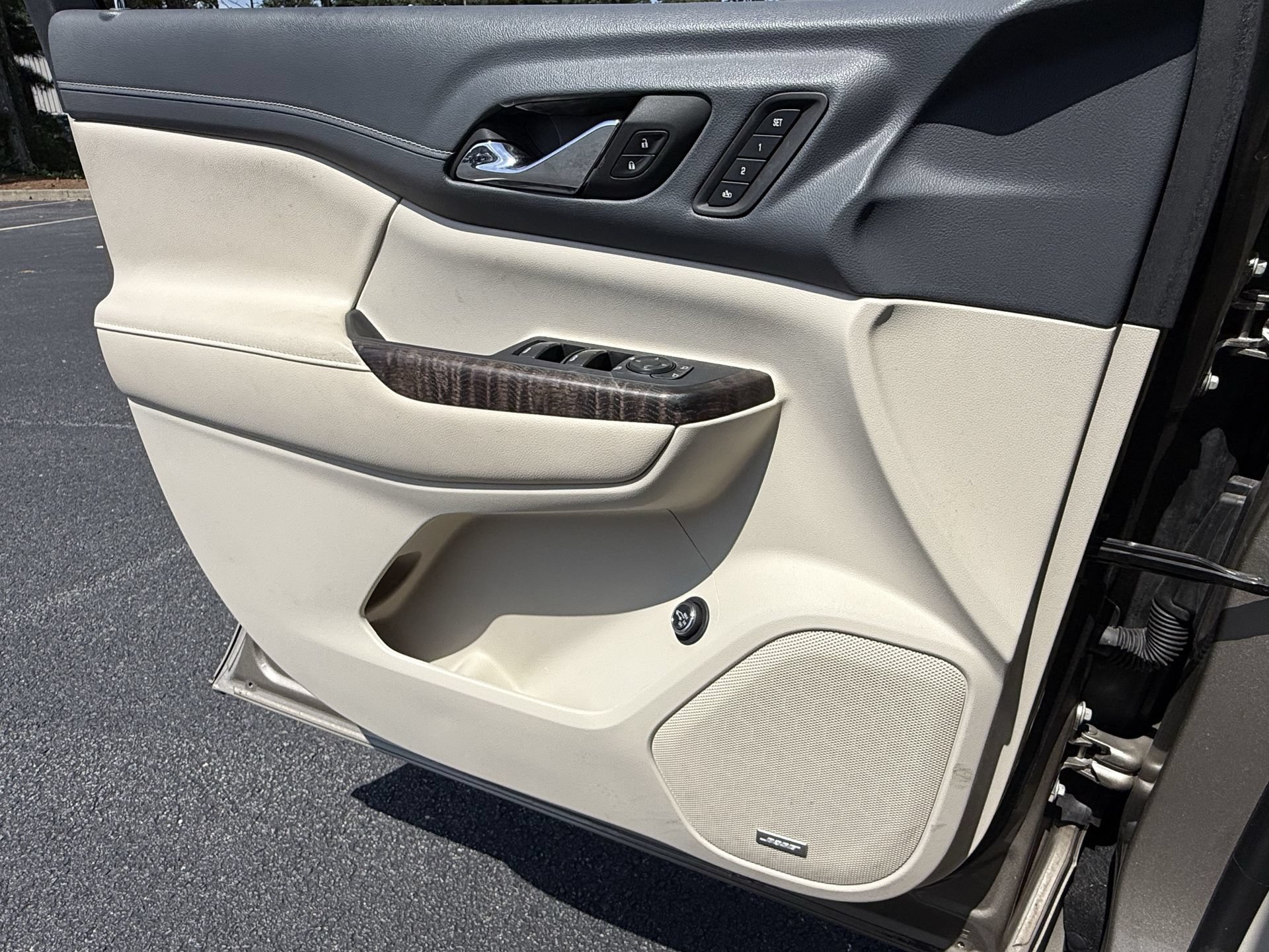 Used 2023 GMC Acadia Denali w/ Denali Ultimate Package FWD image 14