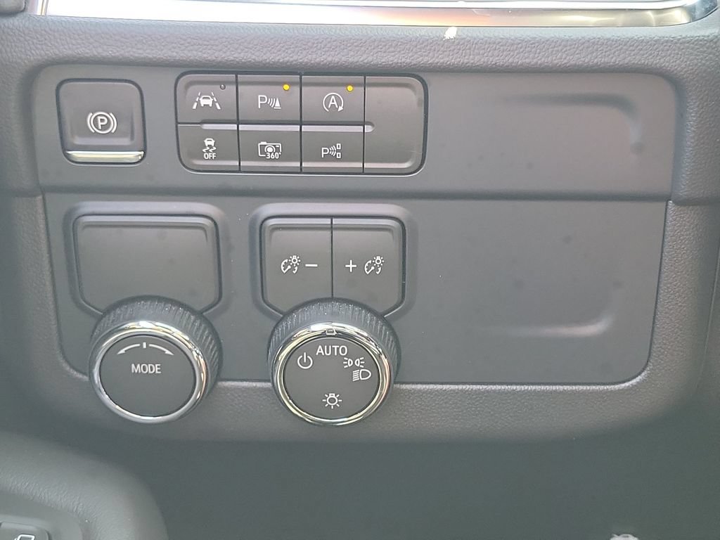 Used 2026 Chevrolet Suburban LS RWD image 18