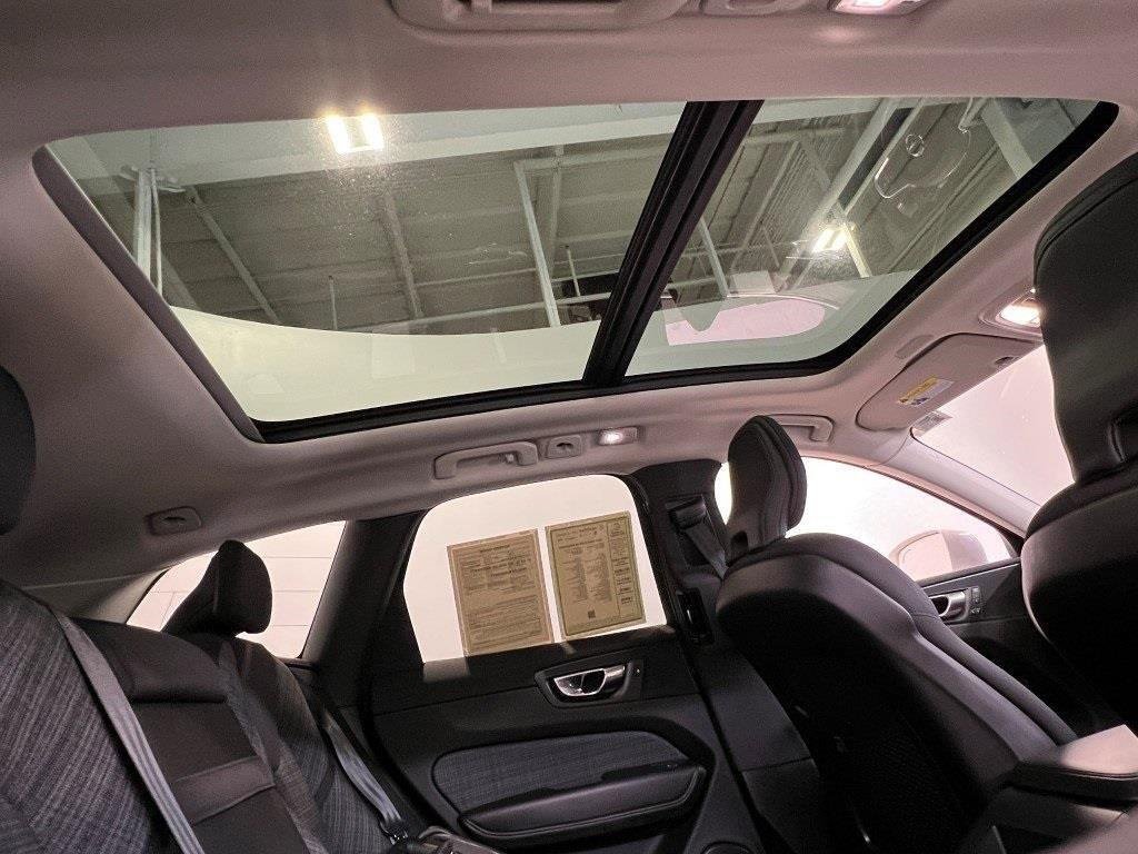 Used 2022 Volvo XC60 B5 Momentum image 14