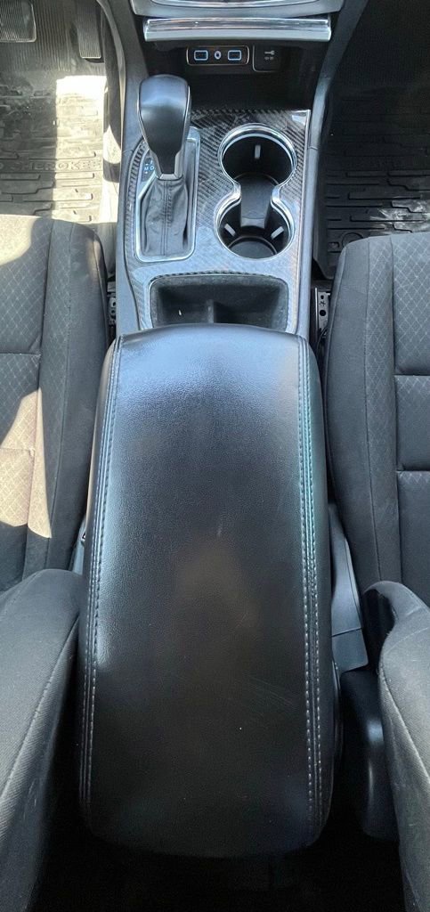 Used 2021 Jeep Grand Cherokee Laredo RWD image 15
