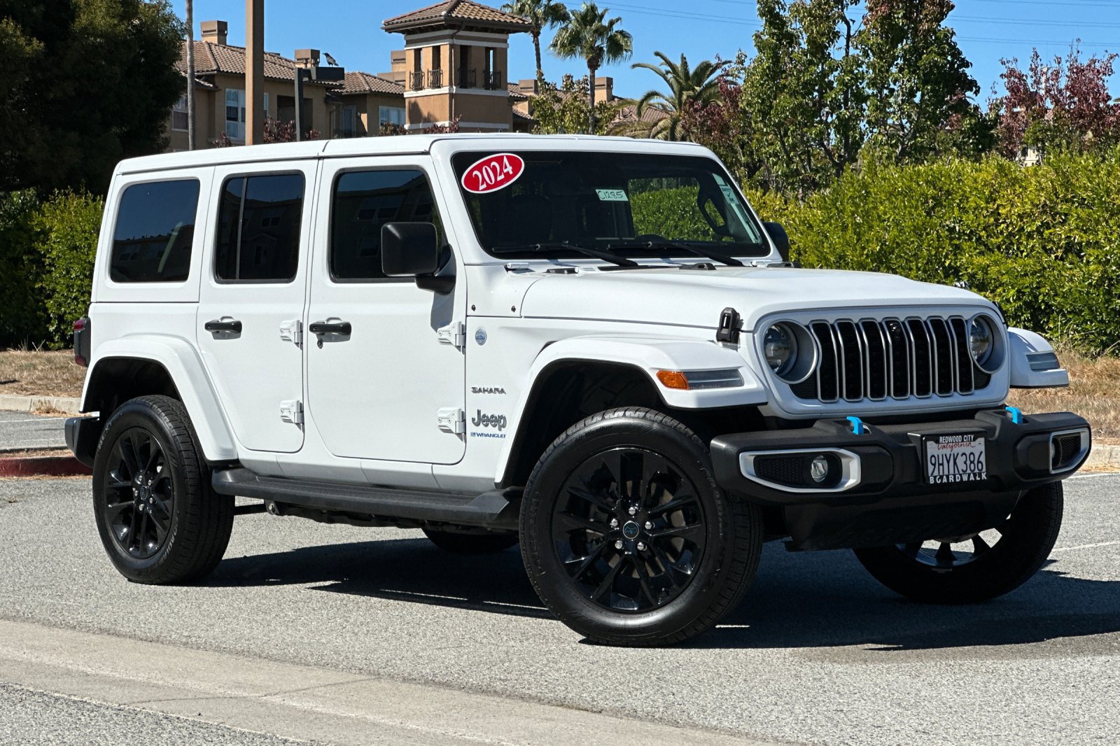 Used 2024 Jeep Wrangler Unlimited Sahara w/ Technology Group AWD/4WD image 2