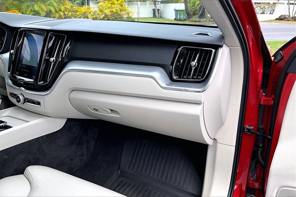 Used 2019 Volvo XC60 T5 Momentum w/ Premium Package image 16