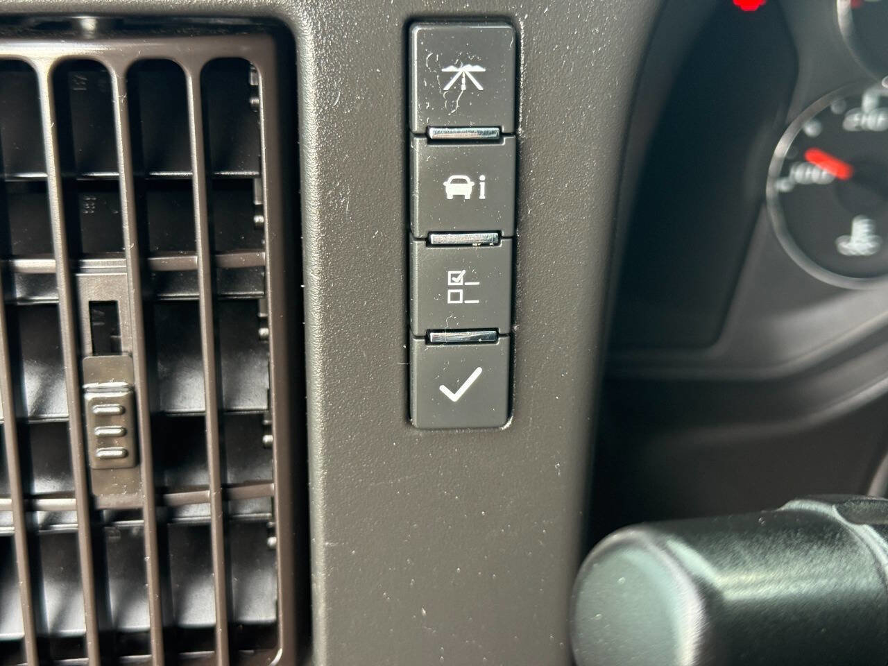 Used 2019 Chevrolet Express 3500 w/ Driver Convenience Package image 14