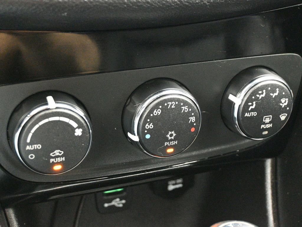 Used 2014 Chrysler 200 Limited image 16