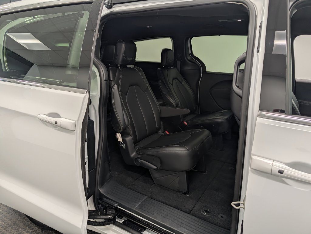 Used 2026 Chrysler Pacifica Select FWD image 32
