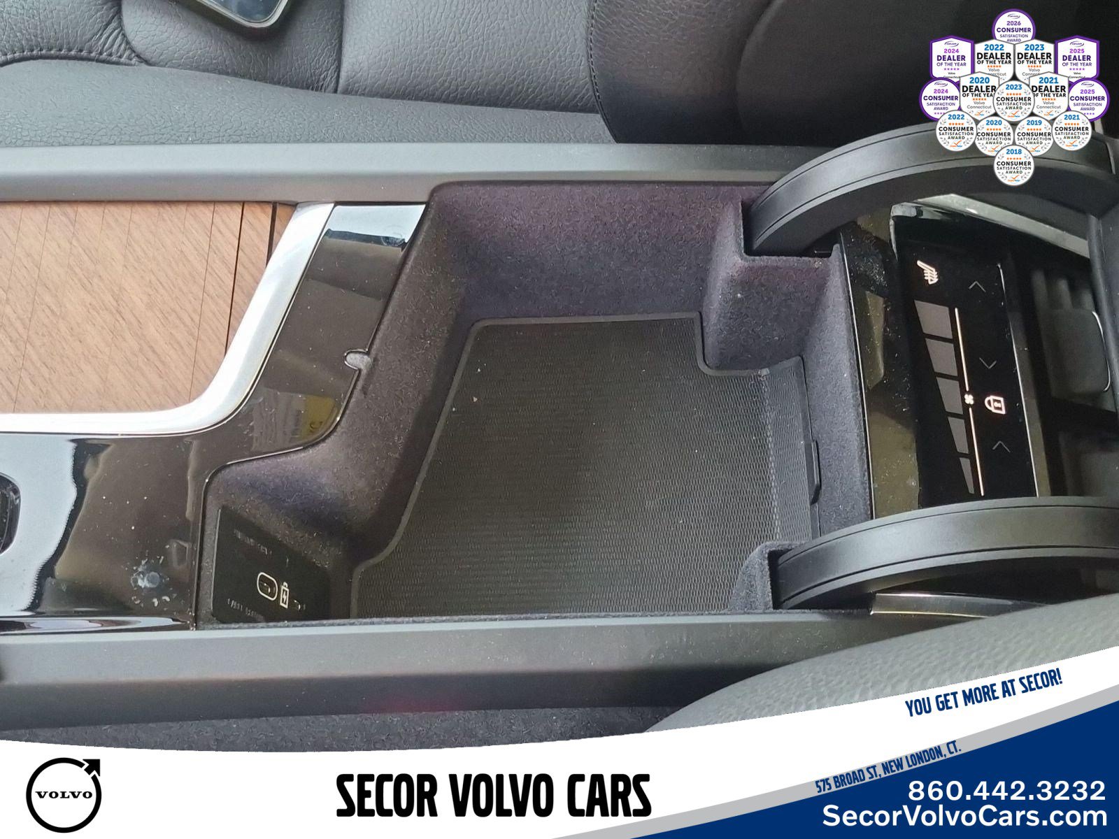 Certified 2024 Volvo XC90 T8 Plus w/ Protection Package Premier AWD/4WD image 16
