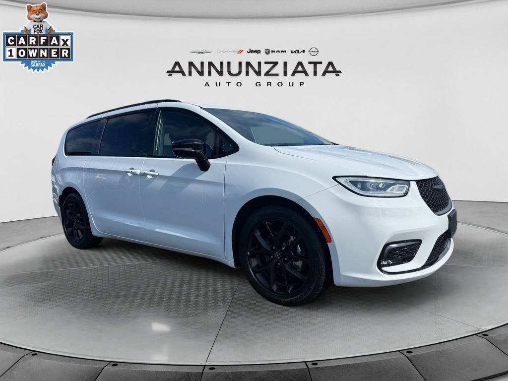 Used 2025 Chrysler Pacifica Limited FWD image 7