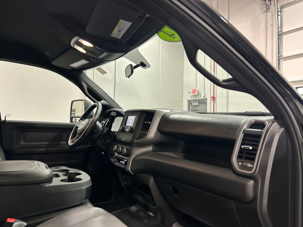 Used 2024 RAM 3500 Tradesman w/ Chrome Appearance Group image 32