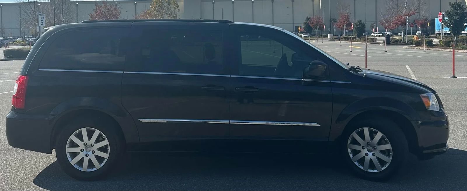 Used 2014 Chrysler Town & Country Touring image 4