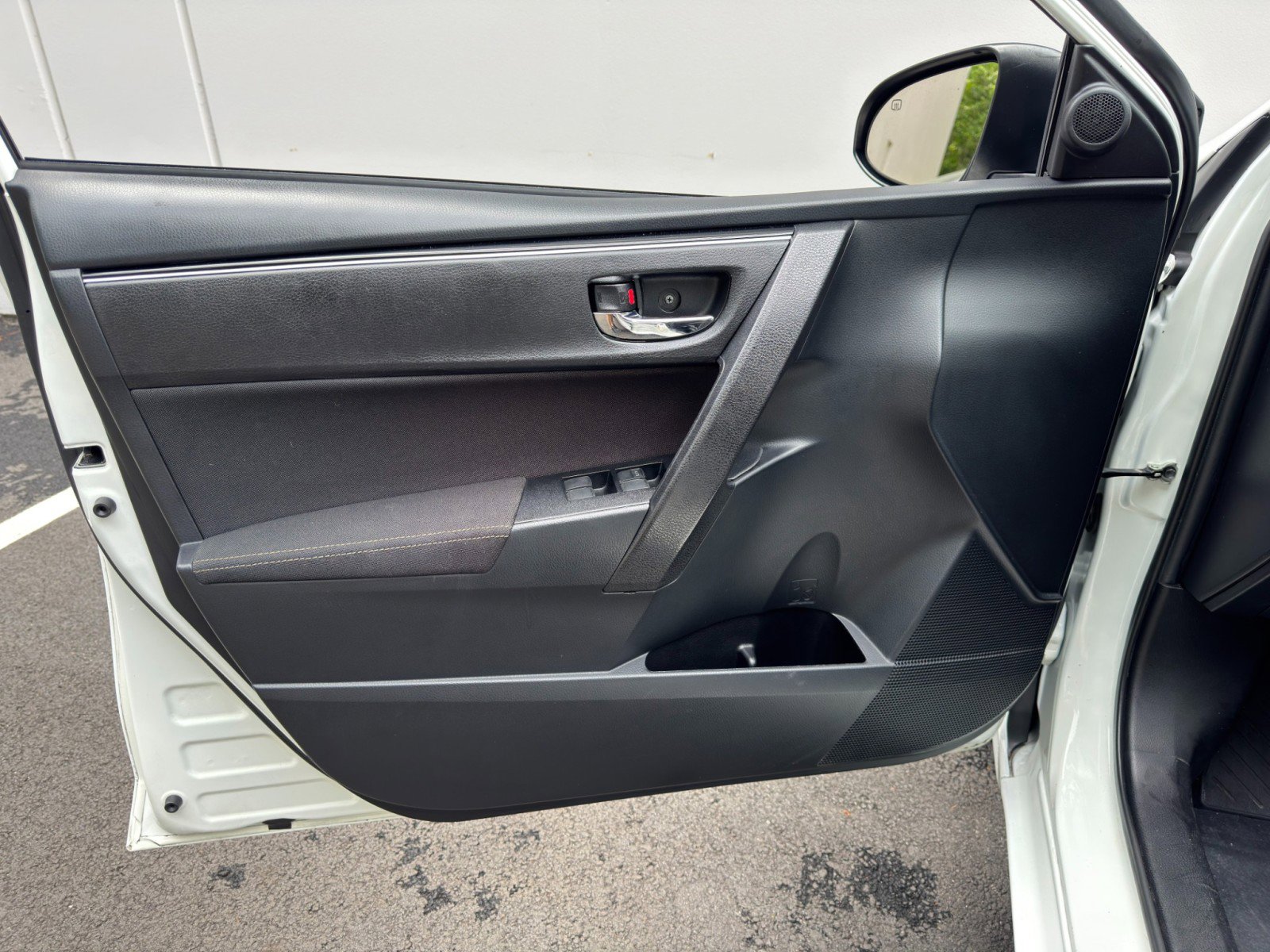Used 2019 Toyota Corolla LE w/ Carpet Mat Package (TMS) FWD image 33