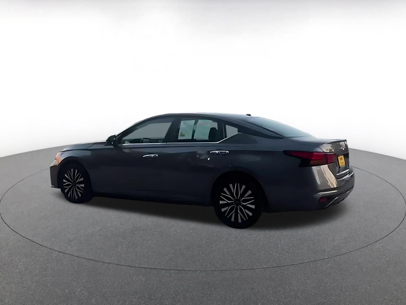 Used 2025 Nissan Altima 2.5 SV FWD image 14