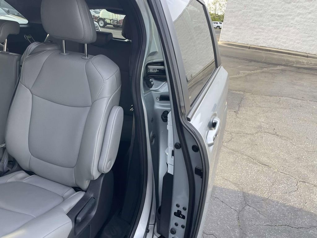 Used 2025 Toyota Sienna XLE image 21