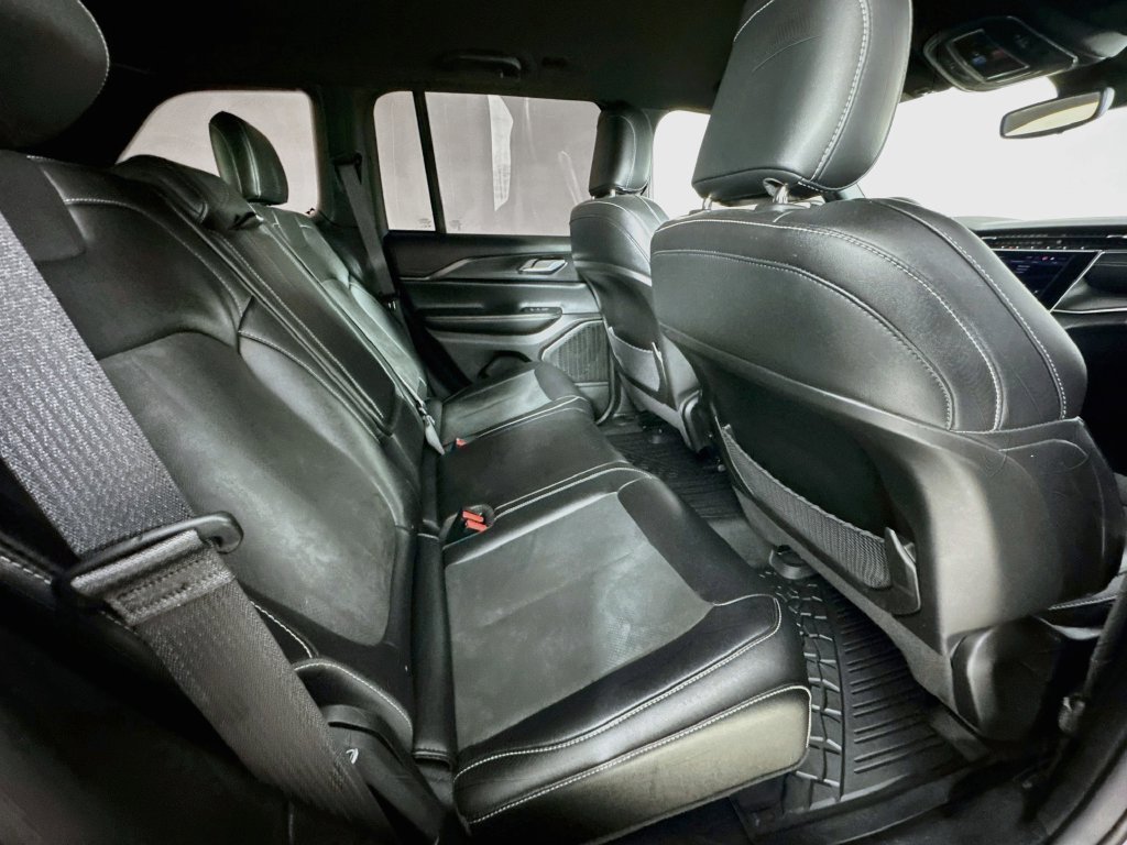 Used 2023 Jeep Grand Cherokee Altitude RWD image 35
