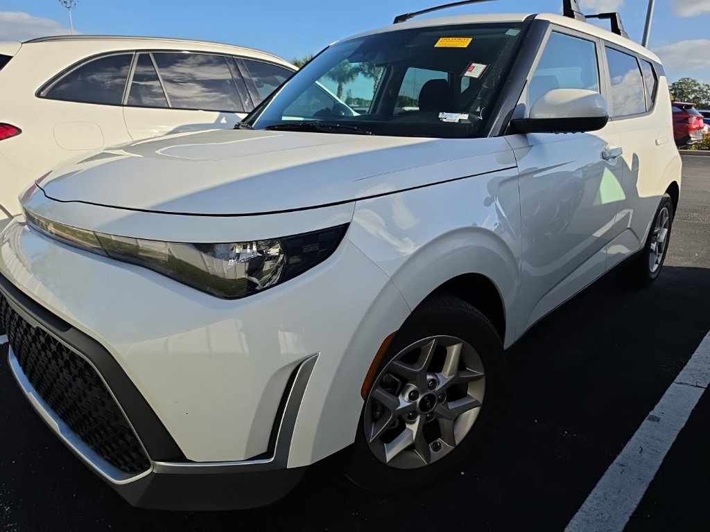 Certified 2023 Kia Soul LX w/ LX Technology Package FWD image 5