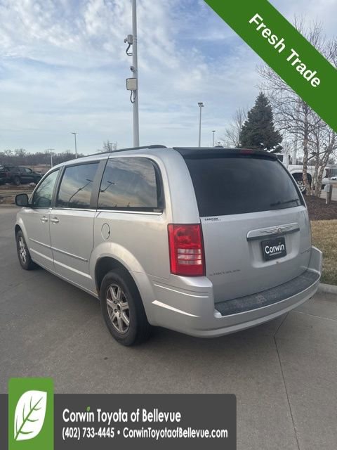 Used 2010 Chrysler Town & Country Touring image 6