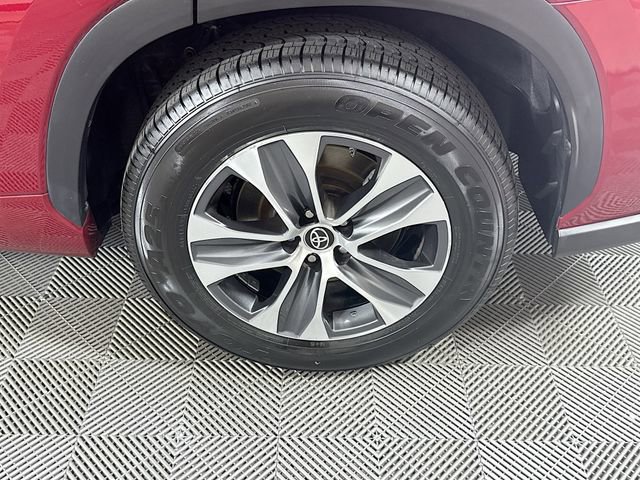 Used 2022 Toyota Highlander XLE image 4