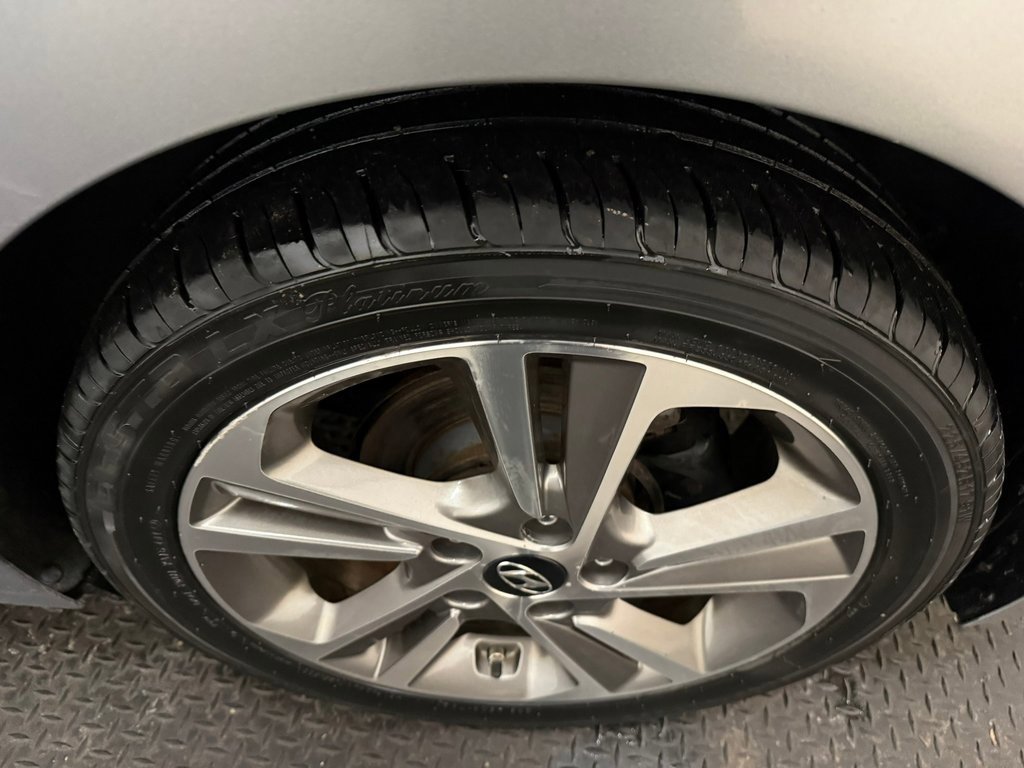 Used 2017 Hyundai Elantra Limited image 16