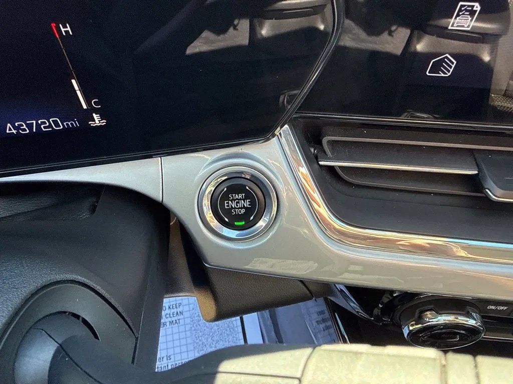 Used 2025 Chevrolet Trax LT FWD image 20
