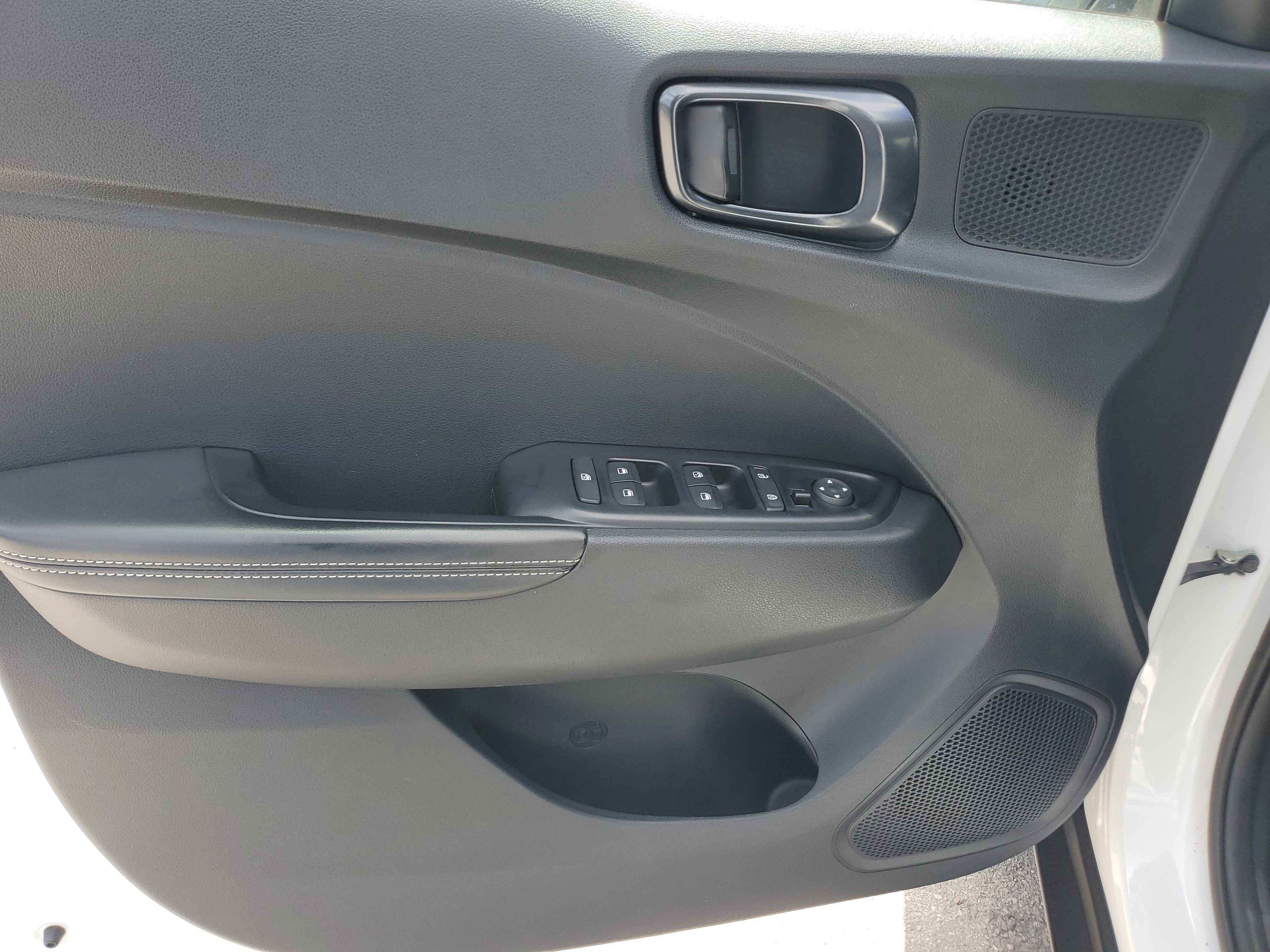 Used 2023 Hyundai Venue Limited w/ Cargo Package image 25