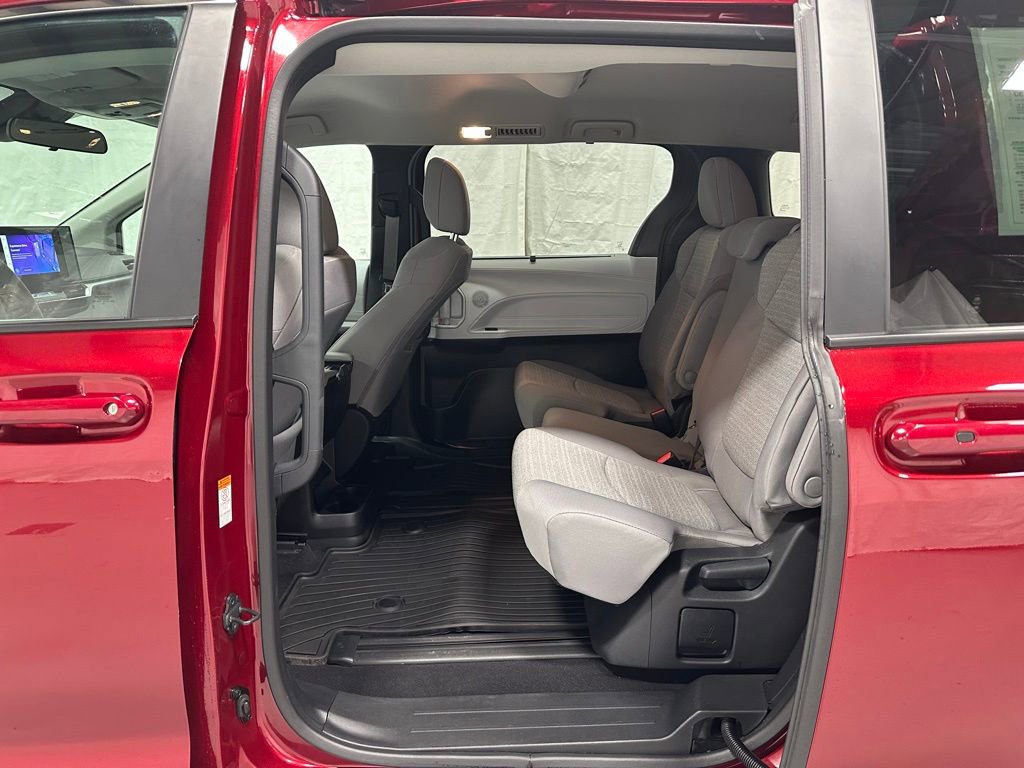 Used 2025 Toyota Sienna LE image 43
