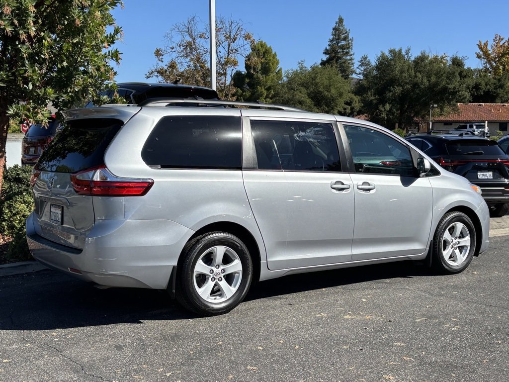 Used 2017 Toyota Sienna LE image 7