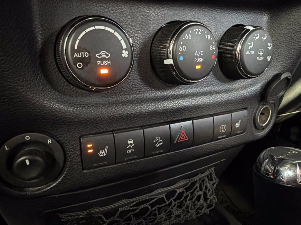 Used 2016 Jeep Wrangler Unlimited Rubicon w/ Connectivity Group AWD/4WD image 39