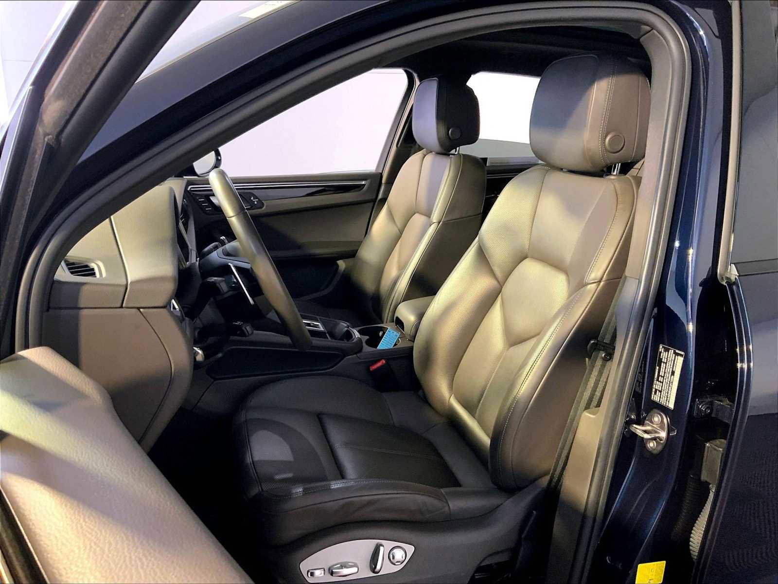 Certified 2023 Porsche Macan image 5