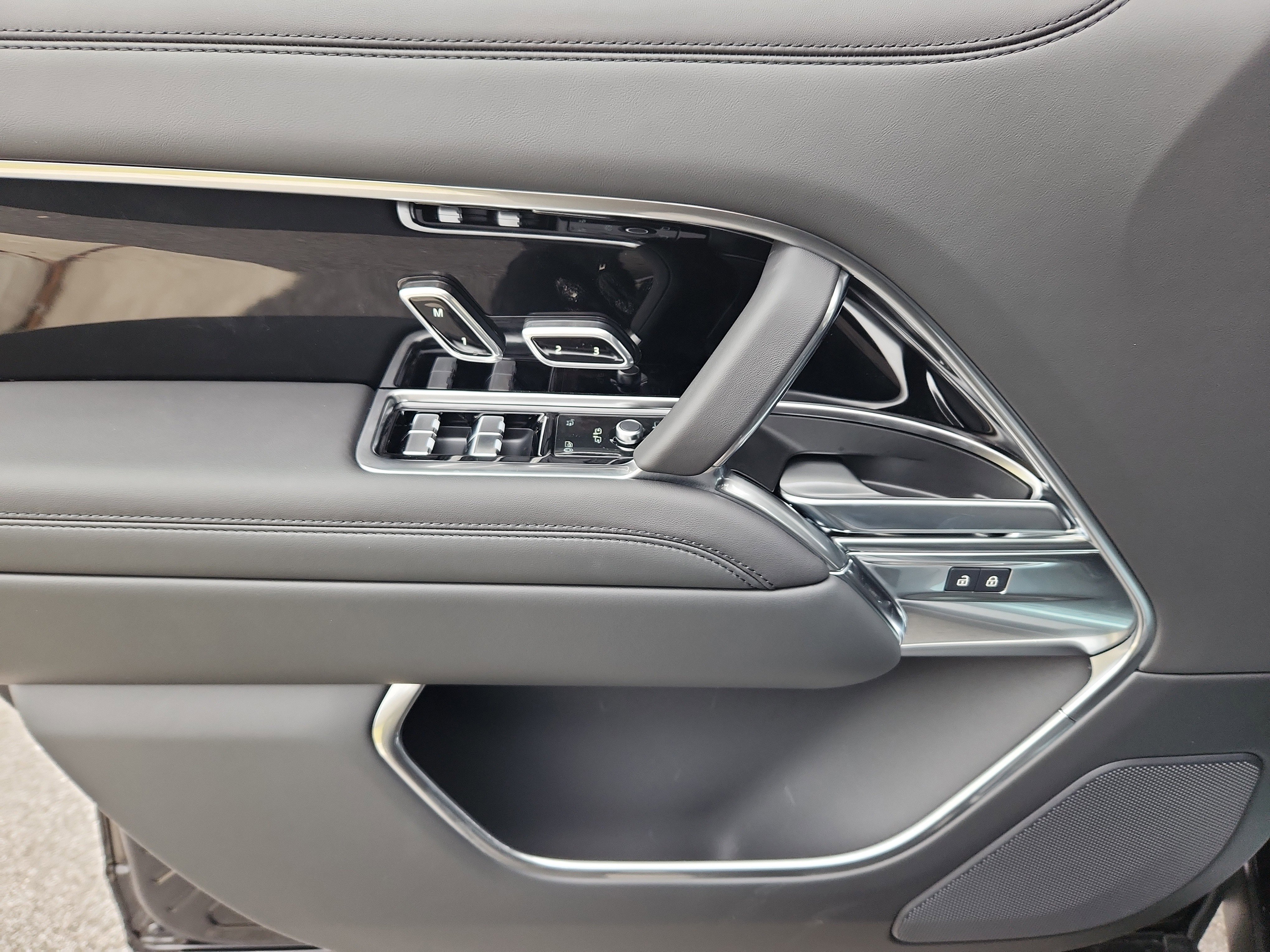 New 2026 Land Rover Range Rover SE image 23